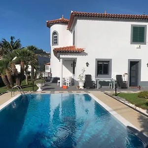 Funchal Apt- Sleeps 2 - Pool & Parking - Madeira Apartment